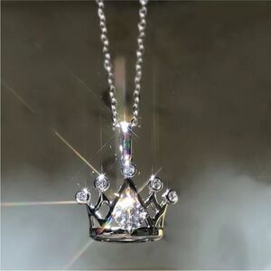 The Crown Jewel pendant necklace in 925 silver